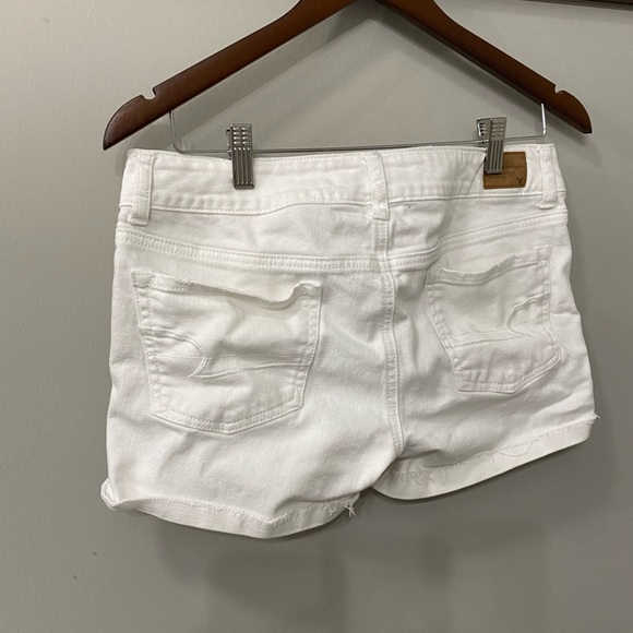American Eagle Women’s Shorts in white. Women’s size 8 - Picture 3 of 16